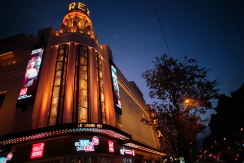 façade du grand Rex la nuit