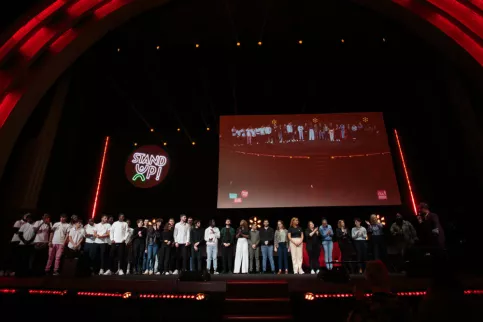 jeunes sur la scène du grand Rex