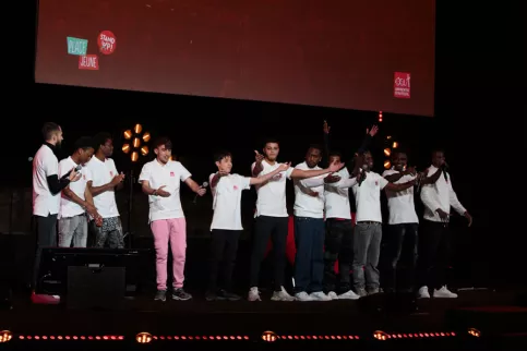 jeunes sur la scène du Rex