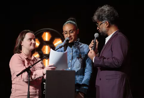 stand up au Grand Rex - Mélissa accompagnée de son éducatrice Julie et Sébastien Follin