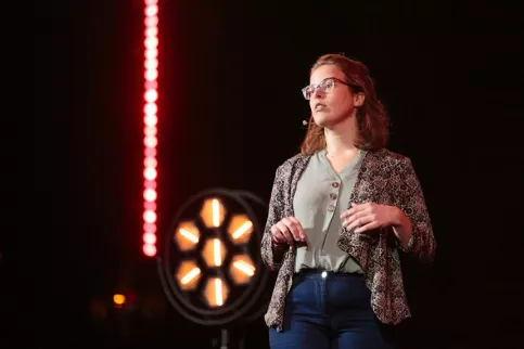 Jeune femme sur scène 