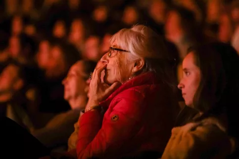 gros plan sur une spectatrice de profil