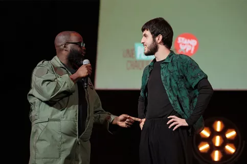 Sur scène, lssa Doumbia et Mathéo Dassé se font face. 