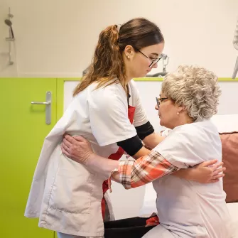 Romane, 16 ans, en 1ère année de SAPAT Bac Pro avec sa professeur Stéphanie Colombo pendant une classe de confort aux personnes âgées